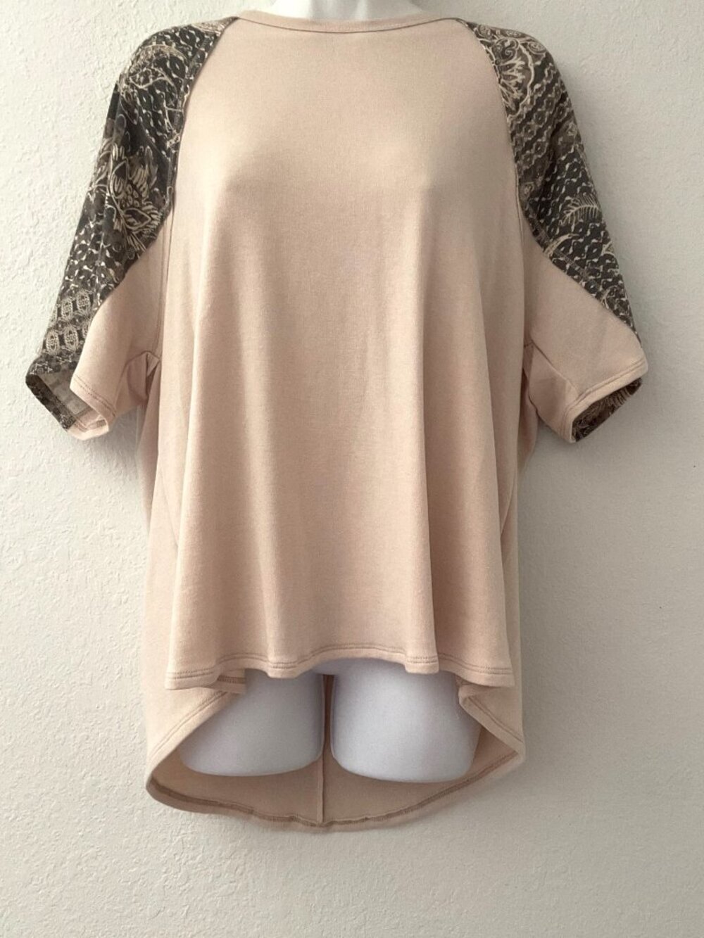 EASEL BEIGE GRAY RAGLAN TOP